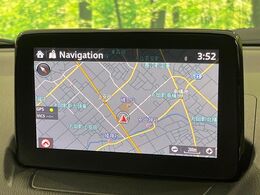 【マツダコネクト】車内の雰囲気にマッチした一体型タイプのディスプレイ。各種車輌設定やBluetooth再生等、様々な機能が楽しめます。専用SDカードのご購入で、ナビ機能も使用出来ます。