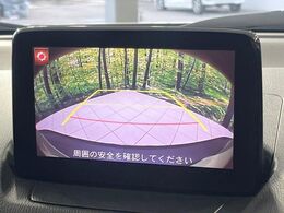 【バックカメラ】駐車時に後方がリアルタイム映像で確認できます。大型商業施設や立体駐車場での駐車時や、夜間のバック時に大活躍！運転スキルに関わらず、今や必須となった装備のひとつです！