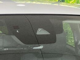 【スマートブレーキサポート】走行中に前方の車両等を認識し、衝突しそうな時は警報とブレーキで衝突回避と被害軽減をアシスト。より安全にドライブをお楽しみいただけます。