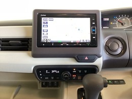 ナビゲーションはフルセグTV対応のGathers純正メモリーナビを搭載しています。Bluetoothオーディオ機能がありますので、スマートフォンなどの音楽も再生できます。