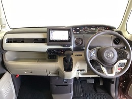 車内は光触媒抗菌消臭施工済です。インパネ周りはスタイリッシュなデザインで機能や装備も充実しています。グローブボックスやカップホルダーのほかにトレーなどたくさんの収納スペースが付いています。