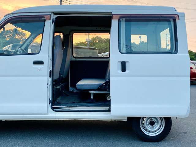 低燃費で税金も安く、維持費の安さが魅力の軽自動車を多数ご用意しております。ちょっと興味がある、ちょっとだけ見てみたいなどでも結構です。お気軽にお立ち寄りください！