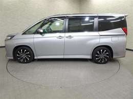 両側パワースライドドア付きだから、狭い駐車スペースなどでの 乗り降りラクラク！小さなお子さまのいるご家庭には嬉しい装備。