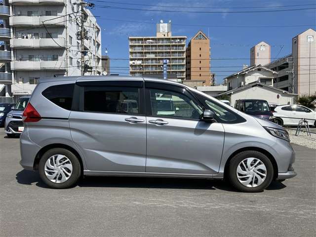 広々とした車内空間に優れた燃費性能。更にデザインも上質で人気のお車です！