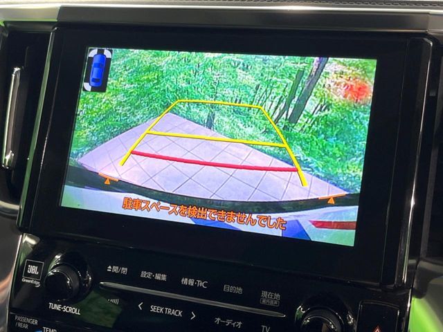 【バックカメラ】駐車時に後方がリアルタイム映像で確認できます。大型商業施設や立体駐車場での駐車時や、夜間のバック時に大活躍！運転スキルに関わらず、今や必須となった装備のひとつです！