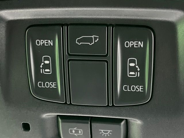 【両側パワースライドドア】スマートキーや運転席のスイッチで後席両側スライドドアの開閉が可能♪電動だから力を入れてドアを開ける必要が無く、小さなお子様でも簡単に開け閉めでき快適です♪