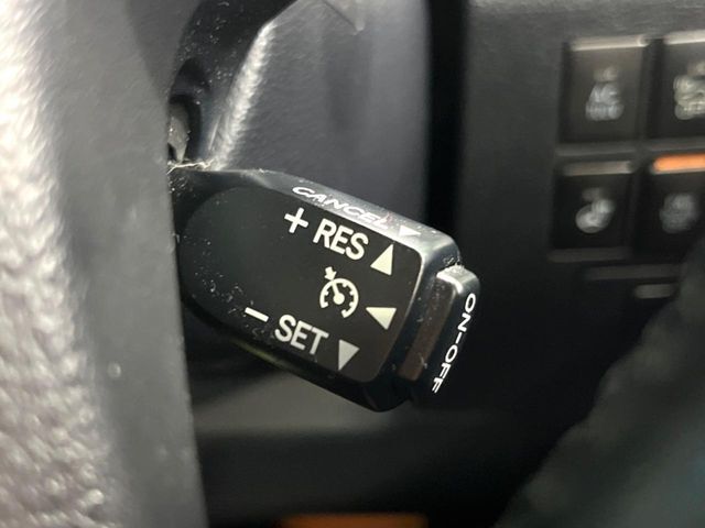 【クルーズコントロール】高速道路もラクラク走行。アクセルを離しても一定速度で走行ができ、長距離運転時の負担を軽減！加速・減速も簡単なスイッチ操作で調整できます。