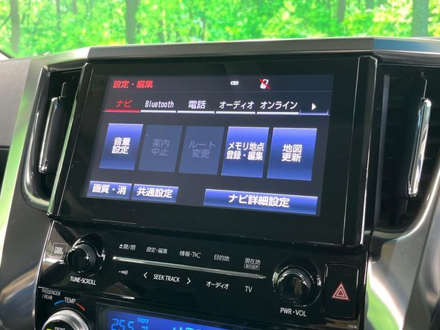 【メーカーオプションナビ】インテリアに溶け込むスタイリッシュな「専用設計」メーカーナビを装備♪視認性や操作性など基本性能にも優れ、より上質なカーライフをお楽しみいただけます。