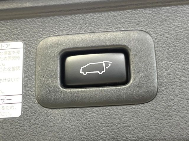 【パワーバックドア】スマートキーや運転席のボタンを押すだけでリアゲートが自動で開閉します！荷物を持っている時や、高い位置にあるバックドアを閉める際に便利な機能です♪