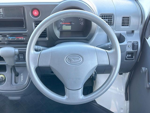 インテリアに合わせたデザインのステアリングは、運転される方のことも考え、運転しやすい形状、大きさです。是非一度、実際に触ってお確かめください。