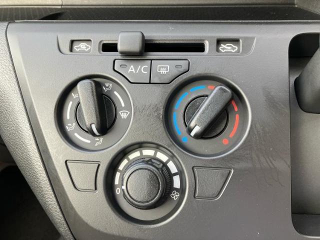 WECARSの展示場では実際に見て、触ってお車をお選びいただけます！知識の豊富な営業スタッフが様々なカーライフをご提案いたします！