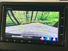 【バックカメラ】駐車時に後方がリアルタイム映像で確認できます。大型商業施設や立体駐車場での駐車時や、夜間のバック時に大活躍！運転スキルに関わらず、今や必須となった装備のひとつです！