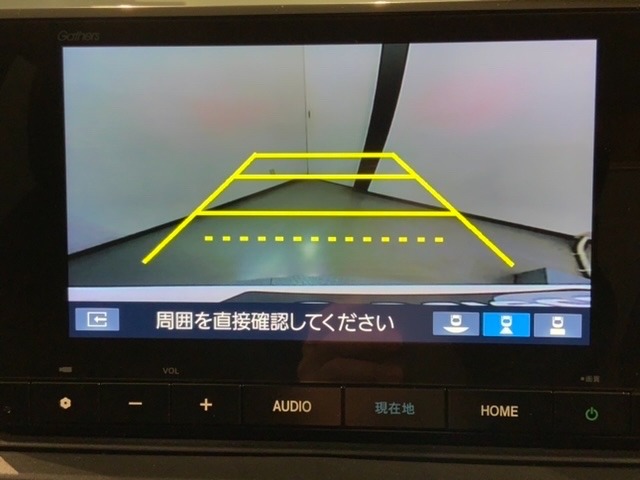 リバースギアに入れるだけで後方の表示へ切り替わります。夜間や雨の日の駐車も楽になりますよ。