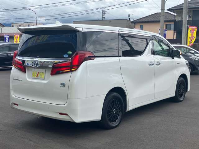 ケーユーでは充実した保証を提供するため、一般的な中古車販売店と一線を画し、整備費用を別建てで考え保証内容の充実を目指しています。納車前整備を実施頂いた車両には消耗品を含む保証が付いてきます。