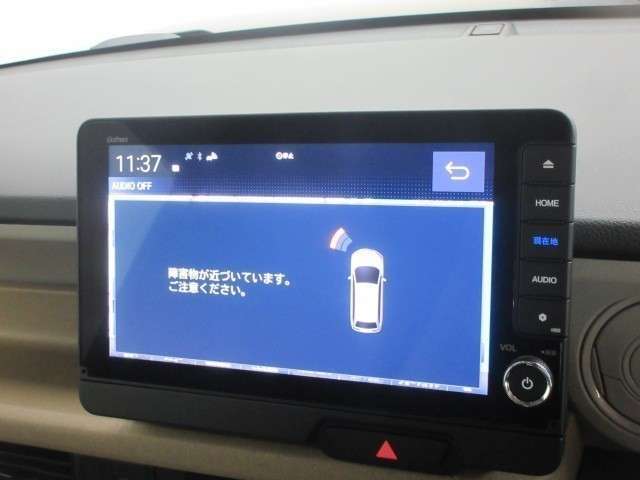 コーナーセンサーを車の前後に装備。障害物までの距離に応じて警告音を変えてお知らせ。縦列駐車時や駐車場・車庫などでの取り回しをサポートします。詳細は販売店スタッフまでおたずねください。