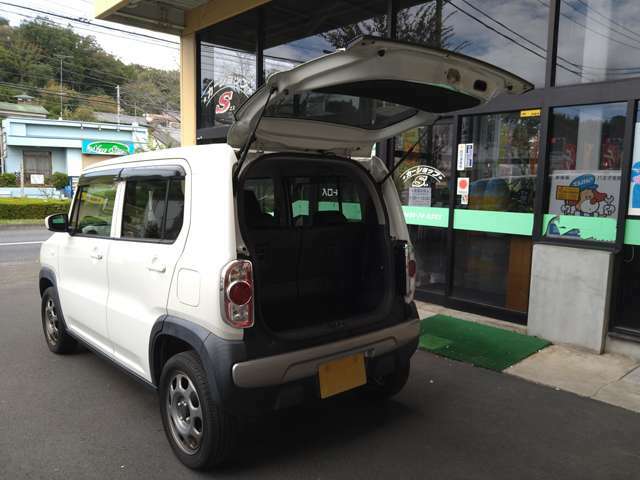 バックドア跳ね上げ式で雨の日も安心して荷下ろしができます。