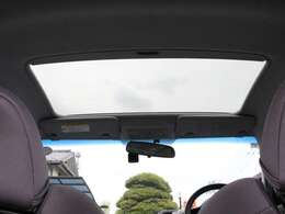 希少メーカーOPのガラスルーフを装備☆採光性にも優れていますしなにより開放感と高級感がありますね☆後付けできない装備ですのでぜひ装着車をお勧めいたします☆