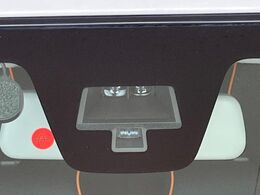 【スズキ　セーフティサポート】走行中に前方の車両等を認識し、衝突しそうな時は警報とブレーキで衝突回避と被害軽減をアシスト。より安全にドライブをお楽しみいただけます。
