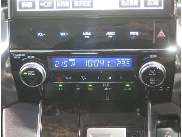左右独立温度コントロールフルオートエアコンです。運転席、助手席それぞれで独立して温度設定ができます。冷え性の方が乗っても安心ですね♪
