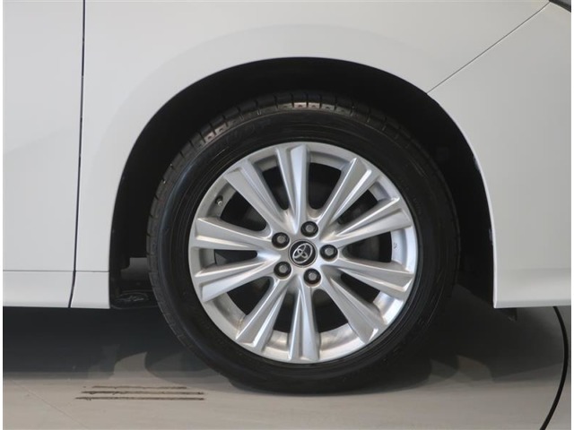 純正のアルミホイール装着車です。タイヤサイズは235/50R18です。