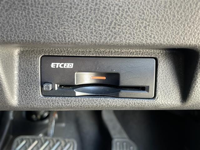 【ETC】有料道路を利用する際に料金所で停止することなく通過できる、ETC車載器（ノンストップ自動料金収受システム機器）が装備されています。セットアップを行うことで利用可能になります。