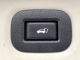 【パワーバックドア】スマートキーや運転席のボタンを押すだけでリアゲートが自動で開閉します！荷物を持っている時や、高い位置にあるバックドアを閉める際に便利な機能です♪