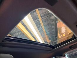 【サンルーフ】開放感たっぷりの希少装備、サンルーフが装着されています！車内に明かりを取り入れたり景色を楽しむ以外にも、車内の空気も簡単に換気できて快適です！