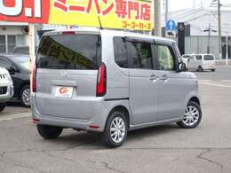 後席の窓ガラスはプライバシーガラスになっています。車内を見えづらくすることでプライバシー保護に役立ち、なおかつ冷房の効果を高めてくれる効果もあります！