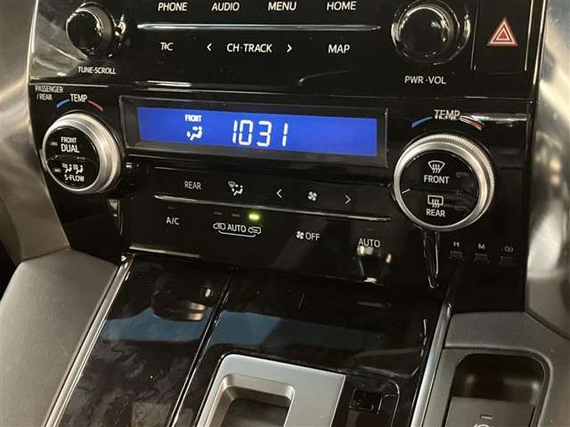 左右独立温度コントロールフルオートエアコンです。運転席、助手席それぞれで独立して温度設定ができます。冷え性の方が乗っても安心ですね♪