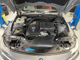 エンジン型式N54B30A出力306ps(225kW)/5800rpm　最大トルク40.8kg・m(400N・m)/1300～5000rpm　直列6気筒DOHCツインターボ