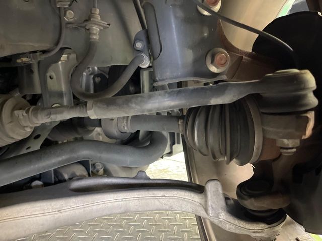お車を安心してお乗りいただく為には、足回りの定期点検が欠かせません。サービスサポート（有償保証）では無料点検もご提供しており、安心のカーライフをお過ごしいただけるサポート体制が整っています。