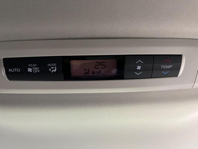 【リアオートエアコン】広い後部座席には必須の機能！風量や温度を自動で調整し前席と同様な車内環境にしてくれるリアオートエアコンを装備。夏の暑さも冬の寒さもストレスなく快適にお過ごしいただけます♪