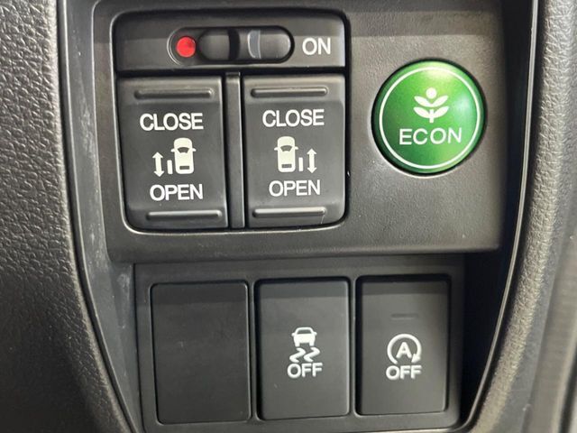 【両側パワースライドドア】スマートキーや運転席のスイッチで後席両側スライドドアの開閉が可能♪電動だから力を入れてドアを開ける必要が無く、小さなお子様でも簡単に開け閉めでき快適です♪