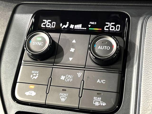 【オートエアコン】一度お好みの温度に設定すれば、車内の温度を検知し風量や温度を自動で調整。暑い…寒い…と何度もスイッチ操作をする必要はありません。快適な車内空間には必須の機能ですね♪