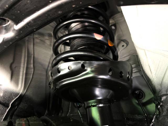 お車を安心してお乗りいただく為には、足回りの定期点検が欠かせません。サービスサポート（有償保証）では無料点検もご提供しており、安心のカーライフをお過ごしいただけるサポート体制が整っています。