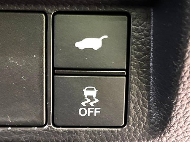【パワーバックドア】スマートキーや運転席のボタンを押すだけでリアゲートが自動で開閉します！荷物を持っている時や、高い位置にあるバックドアを閉める際に便利な機能です♪