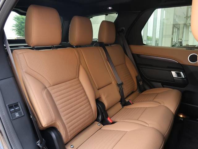 輸入車ならではの洗練されたインテリア！英国らしい気品高いインテリアに仕上がっております！また、クロスシートにも施工可能な『インテリアレザーガード』も扱っています。詳しくは店頭スタッフまで♪