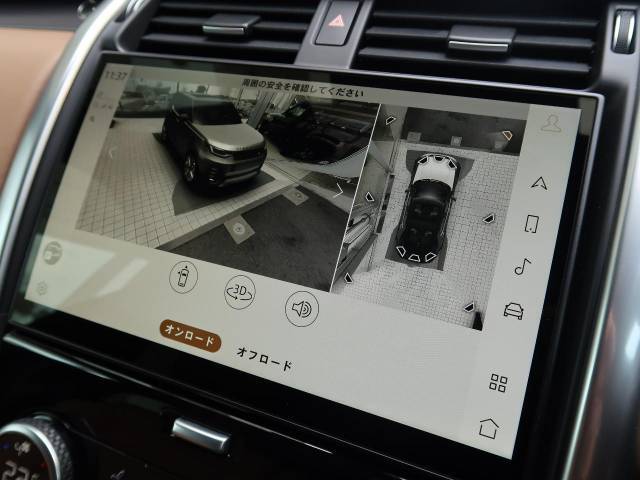 ボディの目立たない位置に設置された4台のデジタルカメラにより、車の周囲360度のオーバーヘッドビュー表示。それぞれのカメラを単独もしくは2か所表示することも可能。狭い場所や出入口なども安心できます！
