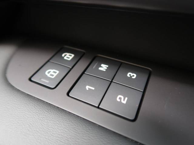 ◆メモリー機能付フルパワーシート『ドライバー三名までのシートポジションを記憶するメモリー機能付きのフルパワーシートを装備します。ご家族でのご使用をお考えの方にもぜひおすすめさせていただきます。』
