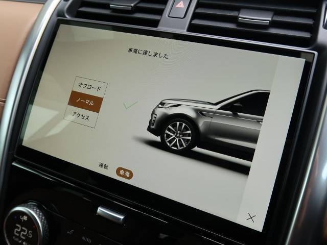 あらゆる路面に対応するテレインレスポンス！ランドローバーの高い技術でオンロードからオフロードまで道を選ばず走行可能。電子制御エアサスペンションはスムーズなDampers整により快適な乗り降りをサポートします。