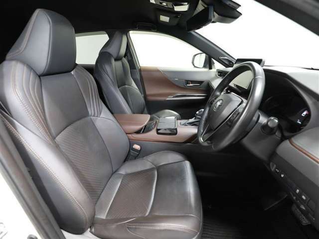 ゆったり室内で運転もしやすいです♪使い勝手の良い配置も考えられています！！