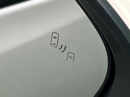 【問合せ：0776-53-4907】【ブラインドスポットモニター】走行中、ドアミラーの死角になりやすい箇所に後続車が接近するとサイドミラーのレンズに警告を表示！ドライバーに注意喚起をしてくれます。