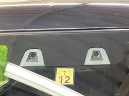 【スマートブレーキサポート】走行中に前方の車両等を認識し、衝突しそうな時は警報とブレーキで衝突回避と被害軽減をアシスト。より安全にドライブをお楽しみいただけます。