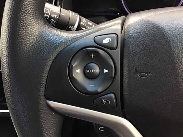 ステアリングスイッチ付きでハンドルを握ったまま、目を離さずカーオーディオを操作することができます。