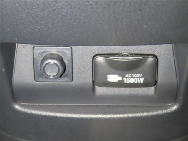 AC100V1500Wまで使用できるアクセサリーコンセントが付いてます。