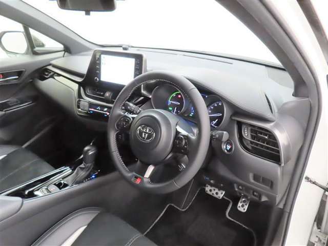 シンプルなデザインで操作性の良い運転席廻りです。