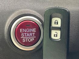【Hondaスマートキー】カバンやポケットに入れたままでもドアの施錠・解錠が可能なスマートキーを装備。エンジンのオン・オフ時もカギを取り出す必要が無いからとっても便利です♪