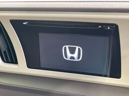 【純正ナビ】人気の純正ナビを装備しております。ナビの使いやすさはもちろん、オーディオ機能も充実！キャンプや旅行はもちろん、通勤や買い物など普段のドライブも楽しくなるはず♪