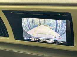 【バックカメラ】駐車時に後方がリアルタイム映像で確認できます。大型商業施設や立体駐車場での駐車時や、夜間のバック時に大活躍！運転スキルに関わらず、今や必須となった装備のひとつです！