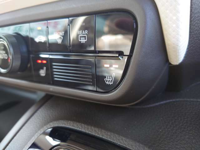 ★フロントシートヒーター★スイッチを押せば数分で座面が暖かくなります！エアコンよりも暖まりが早く、風向きや車内の乾燥などを気にする必要がありません。